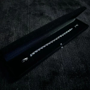 Silver Armband - Jättesnygg silver armband med en sjukt snygg snurr design som gör den unik🤩 Armbandet är OANVÄNDT✅ Det går att frakta eller mötas upp i Malmö! Skriv vid frågor eller funderingar🤗