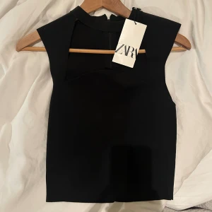 Zara topp - Säljer en helt ny zara topp som aldrig är använd. Köpt förra sommaren och säljs därför inte länge! Är i storlek M men passar mig som har XS-S