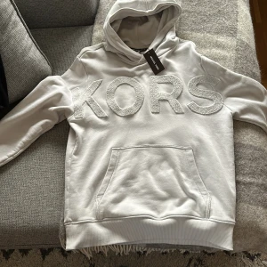 Michael kors tröja - Storlek S men liten i storleken passar M och L utmärkt  Oanvänd  Ny pris 2200 Mitt pris 1500