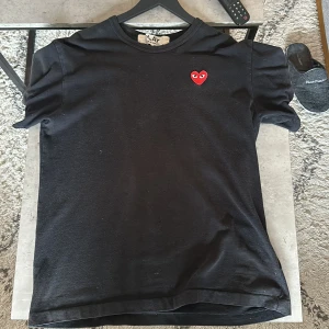 Comme des garçanos t shirt - Storlek XL små i storleken passar L perfekt (har L i vanliga fall) Ny pris 1200 Mitt pris 600 Pyttelitet hål längst ner på t shirten men absolut inget som syns, annars fin