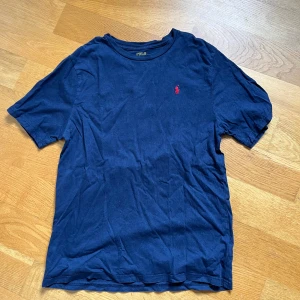 Ralph lauren T-shirt  - Säljer en raplh lauren t shirt i bra skick! Storleken är XL, sitter bra på mig som är 186 och väger 85 kg. Kom gärna med prisförslag! 