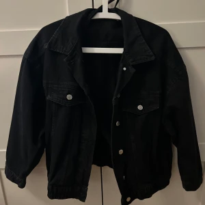Svart jeansjacka  - Säljer då den inte kommer till användning, knappt använd. 
