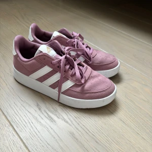 ADIDAS CAMPUS LIKNANDE SKOR! - superfina adidas campus liknande skor Har endast använt dessa ett fåtal gånger! Nypris 1100kr (Pris kan diskuteras)
