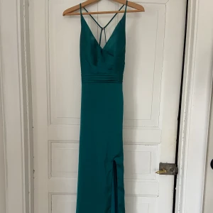 Balklänning  - Jättefin balklänning från Mascara. Klänningen är i storlek 40 men passar som s-m.
