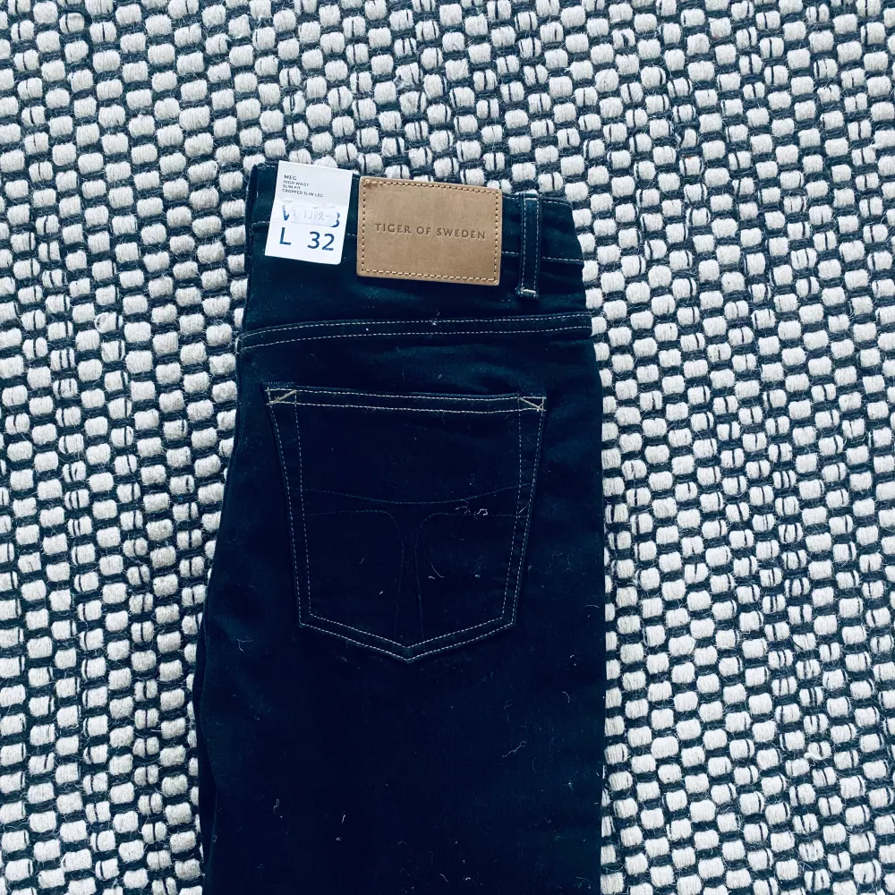 Säljer nu mina helt nya Tiger of Sweden jeans. Tag finns kvar och kostar 1399:- nypris!  Storlek: 28/32 - bra passform passar mig (182) cm lång Cond: 10/10 Pris: 399:- . Jeans & Byxor.