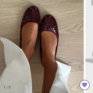 Röda ballerinaskor ifrån Nelly - Röda ballerinaskor ifrån Nelly i storlek 40. Helt slutsålda på Nellys hemsida och helt oanvända då dem var för små för mig. Köparen står för frakten 🥰