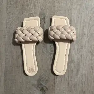 Säljer dessa beiga sandaler i stl 36. Aldrig använda. 