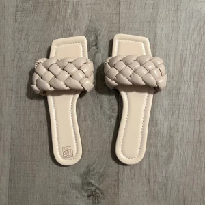 Sandaler  - Säljer dessa beiga sandaler i stl 36. Aldrig använda. 