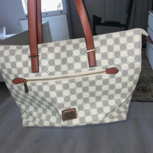 Handväska  - Handväska från märket Lycke Oslo, handväskan är i väldigt bra skick , knappt använd 