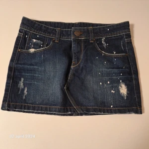 Kort lågmidjad jeanskjol  - Så fin kort lågmidjad jeanskjol / minikjol Midjemått ca 38 cm Längd ca 30 cm