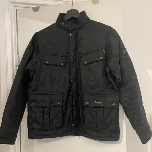 Fin svart vårjacka från barbour  Det är storlek XXL i junior storlek så sitter som en S/M