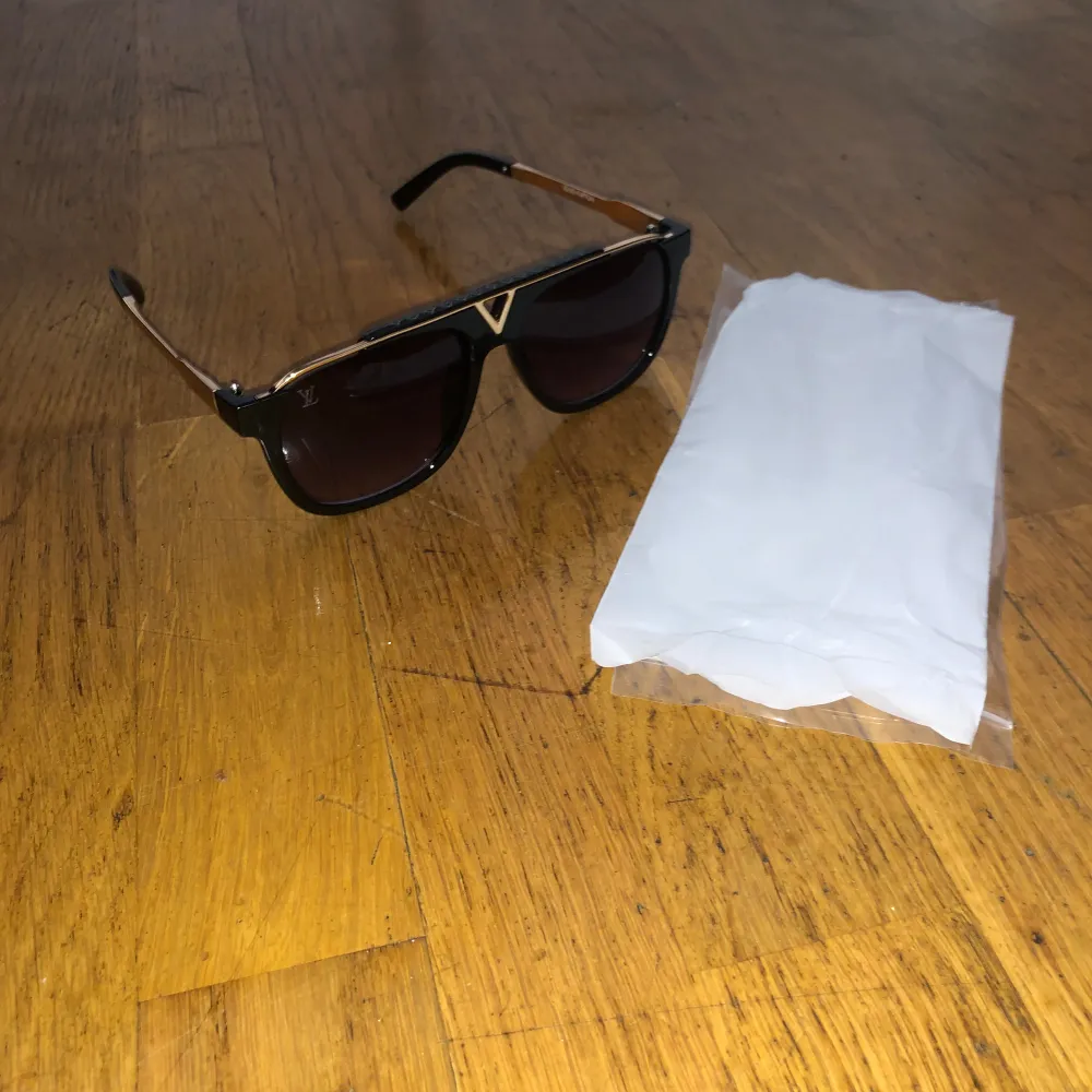 Hej! Säljer solglasögon i nyskick aldrig använde eller liknande tagg finns kvar , Gratis spårbarfrakt till de som beställer . Hör av er för fler bilder eller liknande!. Accessoarer.
