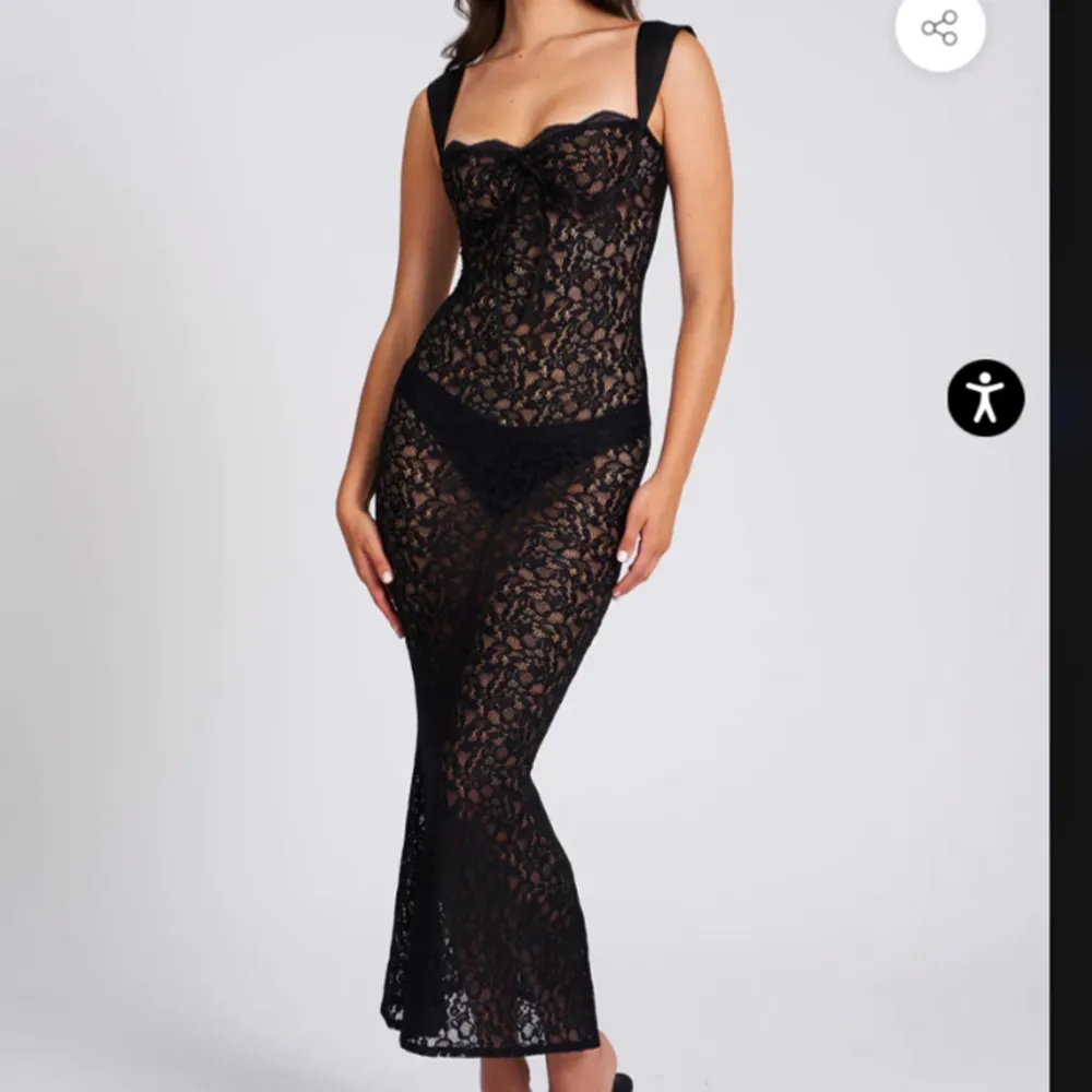 SÖKER denna Veronica Black Lace Maxi Dress från Miss Circle i storlek XS eller S. Hör av er om ni har en🙌🏻. Klänningar.