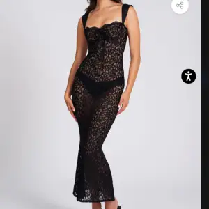 SÖKER denna Veronica Black Lace Maxi Dress från Miss Circle i storlek XS eller S. Hör av er om ni har en🙌🏻