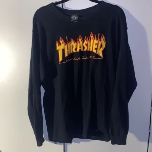 Svart thrasher longsleeve - Bra skick svart thrasher long sleeve har varit använd jätta bra för layering eller pa kallare sommar kvällar