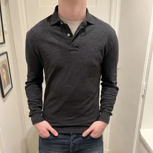 Ralph lauren långärmad pike - Långärmad piké från Ralph lauren-Storlek XS-Killen på bilden är 182-Jättebraskick-kolla gärna mina andra plagg i min profil-Dma om du har några funderingar 