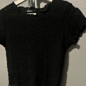 tshirt med ”textur” - Säljer min tshirt från gina som inte sälja längre. Den är svart och nästan som i ”genomskinligt materiel”, se bilden. Används 2 gånger och i super skick. Storlek Xs💞💞