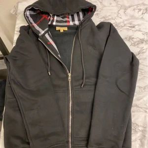 Burbury zip Hoodie - Hej De va tax och sälja min burbury de är helt ny sälja den för den är inte min stil och den passar inte mig priset kan alltid diskuteras på en snabba affär kan fixa mer bilder ochså har en bra dag hejdå ✌️ 