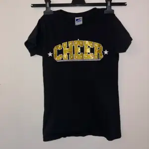 Cheerleading tröja  Storlek: XS💖🌸🌼 Använder den inte längre då jag slutat Cheerleading. Finns mer Cheerleading kläder/Rosetter.