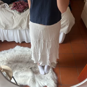 vit långkjol - långkjol som tyvärr är för kort för mig som är 170cm. köpt utomlands och är knappt använd. står varien märke eller storlek men passar mig som har xs/s. lite skrynklig då den har varit i min garderob. dm vid fler frågor💕