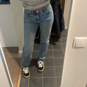 Säljer dessa snygga Jeans ifrån Zara som tyvärr inte kommer till någon användning längre🫶🏼