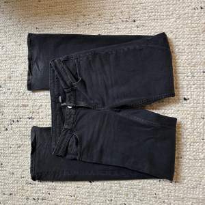 Endast använda några gånger. Lågmidjade bootcut jeans från H&M. Fint skick. 