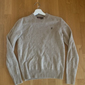 Morris tröja  - Tja! Säljer nu en riktigt snygga Morris tröja i merinoull material. Köptes för 2-3 år sedan på NK för 1400kr, skick 9/10. Säljer för att den ej har kommit till användning och nu är den för liten. Sitter som S. Hör av dig vid funderingar!