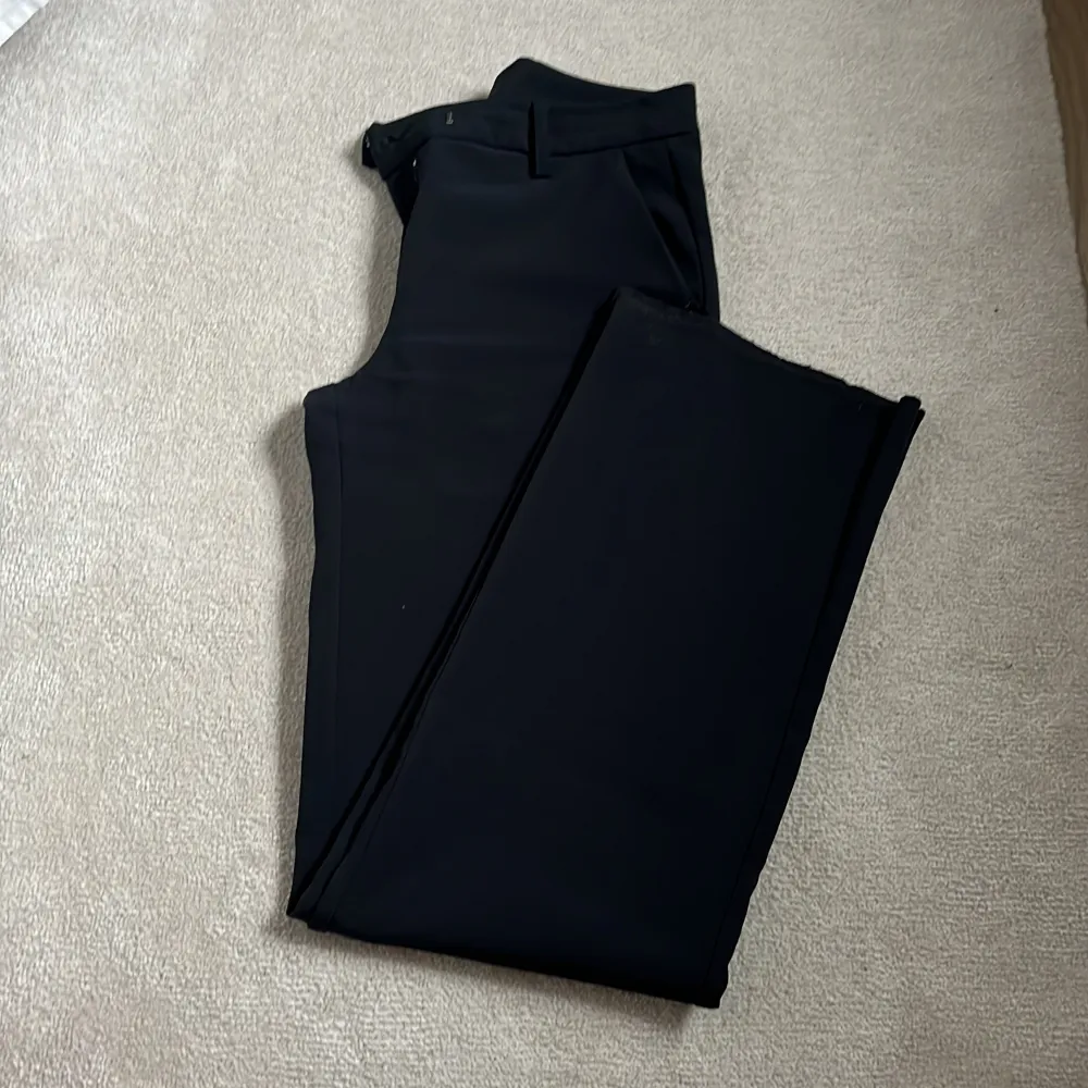 Suuupersnygga svarta lågmidjade kostymbyxor från BikBok, dock uppspräddade nertill för att bli längre men inget som syns(bild3) :)) . Jeans & Byxor.