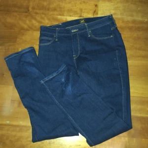 Lee jeans i storlek W33 L33 anledningen till att dem är så långa är för att jag är 151😢 - W33 L33, Baggy, Grisch