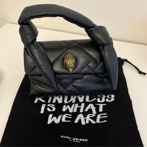 Kurt geiger väska - Så så snygg kurt geiger väska som passar till allt!😻😻 bra skick, även öppen för byten:)