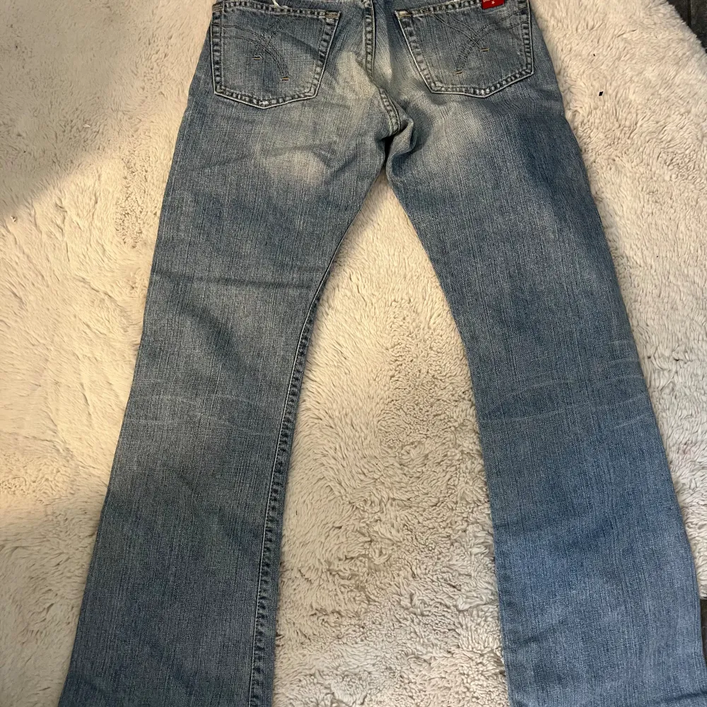 Ljusblåa Big star jeans i S! Inga defekter alls, är nästan som ny! De är lågmidjade och bootcut. Midjemått är 36cm och innerbenslängden är 75cm!🙌❤️. Jeans & Byxor.