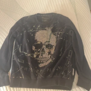 Philipp plein tröja/hoodie - Säljer min Philipp plein tröja då jag inte andvänder den längre går ner i pris vid snabb affär