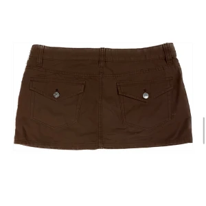 Brun jeanskjol!🤎 - Denna är aldrig använd och säljs mest pga det, jag har tänkt på att färga den så jag ska använda den men har aldrig blivit av!💓 Längd: 28cm Midja tvärs över: 42,5cm Från: divided; h&m