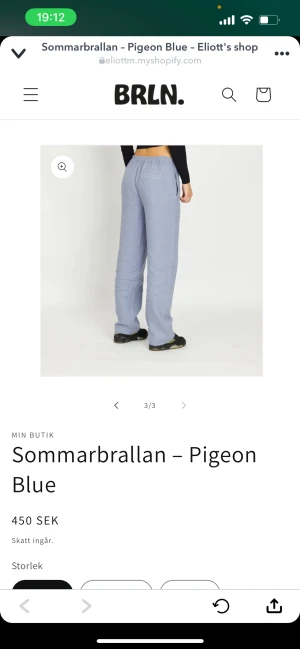 Linnebyxor mid waist ljusblå - Super fina linnebyxor i ljusblå från Elliott Malhotras egna märke. Det är för långa för mig som är 163, men då orginalfärpackning var bruten kunde jag ej returnera. Alla lappar är kvar o byxorna är helt orörda endast testade. Nypris 450kr, mitt pris 299!