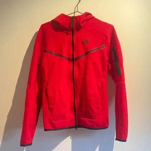 Nike Tech Fleece - En skön Nike Tech tröja i storlek XS. Nytt och bra skick bara använd 1 gång. För mer information kom privat. 