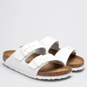 Birkenstock - Säljer mina birkenstocks som är köpta här på plick. Använda en sommar av mig men dom har blivit för små. Skriv privat för egna bilder🤍 (pris går att diskutera vid snabb affär)