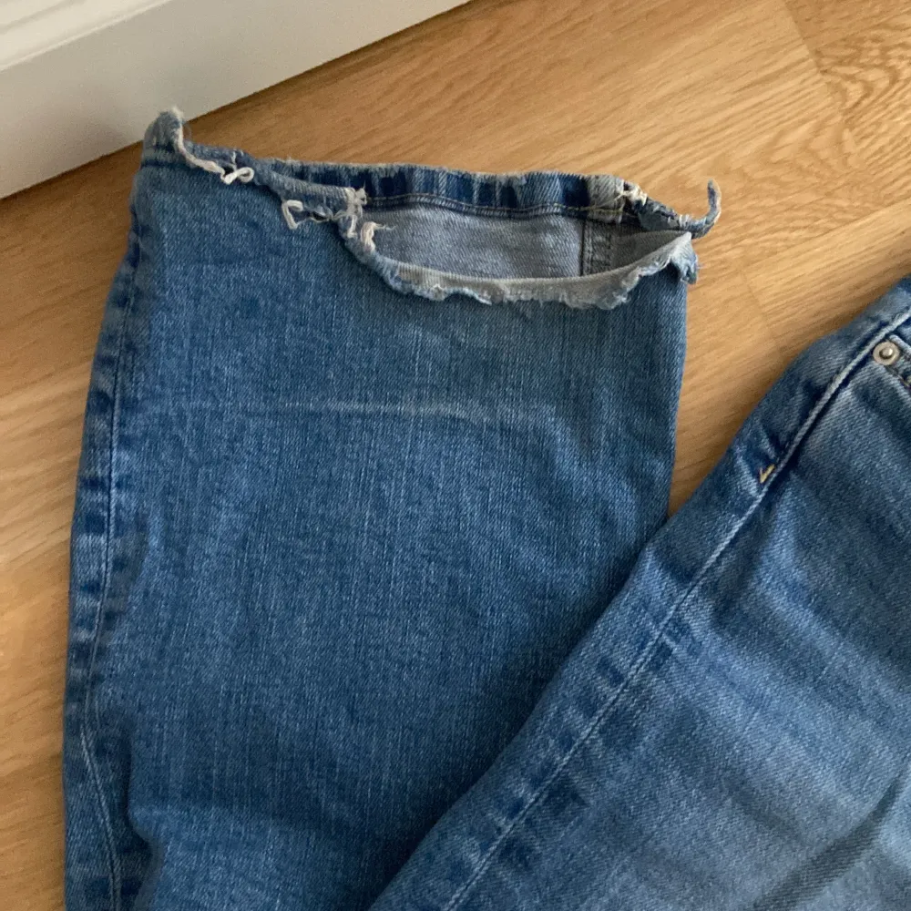 Säljer dessa superfina och trendiga jeansen från gina tricot(300kr). Har inte använt på länge men märkte nu att jag har trampat sönder dom där nere, dock inget man lägger märke till! Säljer ett par likadana i samma storlek fast gråa lite längre ner!💞. Jeans & Byxor.