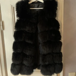 Pälsväst Faux fur  - Jättefin fejk pälsväst knappt använd. Knäpps med dolda öglor.