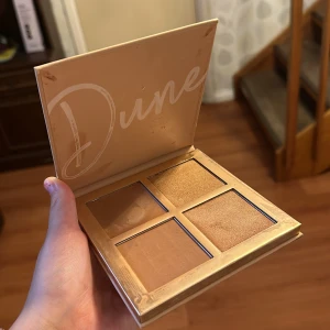Bronzer face plate  - En bronzer palette som är använd 5-6 men i fint skick, kommer avtorkade och fräsch. Pris kan diskuteras vid snabb affär 🫶
