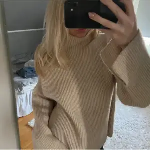 Jätte fin stickad tröja från H&M, använd ett fåtal gånger så den är i ett väldigt bra skick, i ha defekter mm, den är inte heller nopprig 😍😊