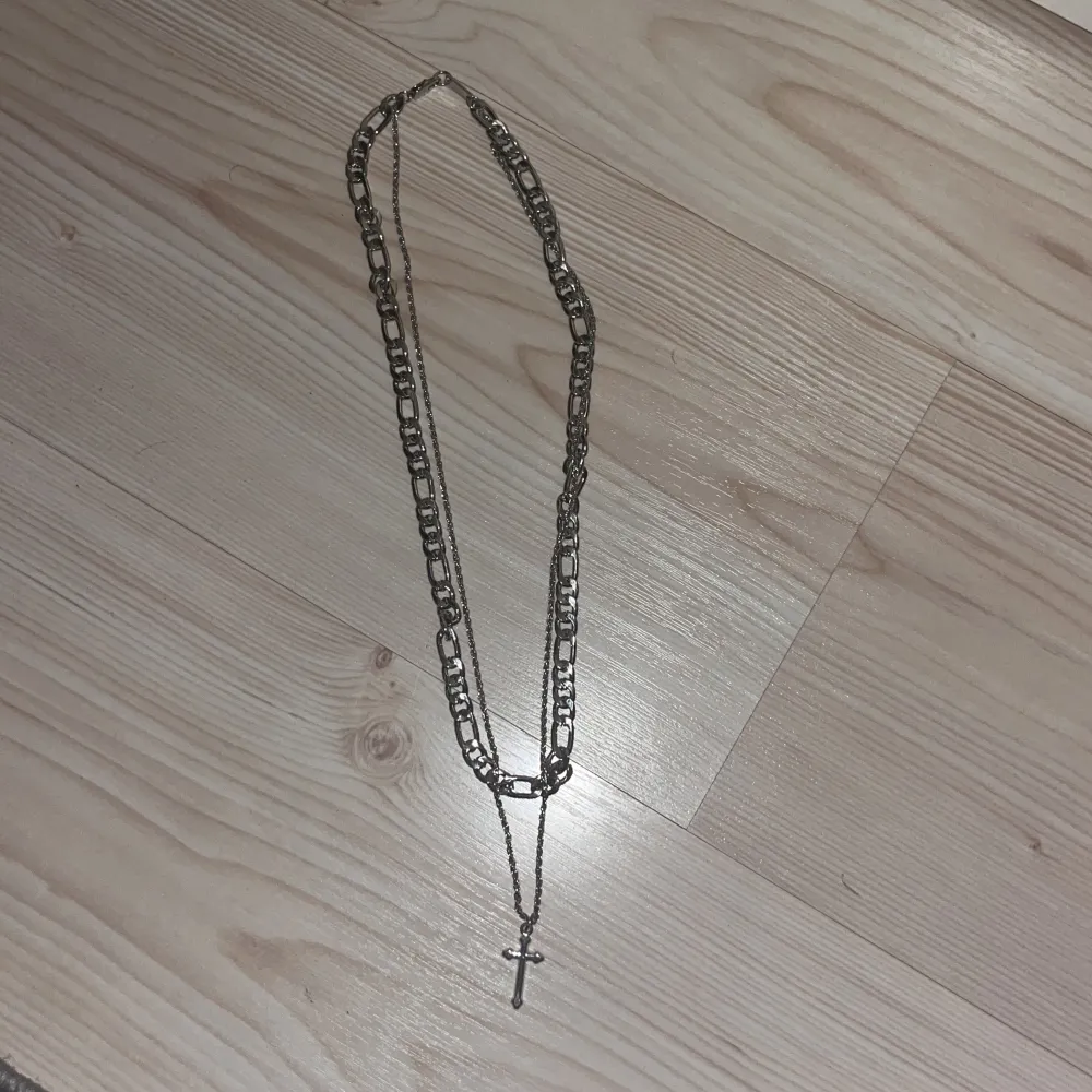 Ett halsband från River Island med en kedja och ett kors. (Det är två halsband som sitter ihop med samma hake). Accessoarer.