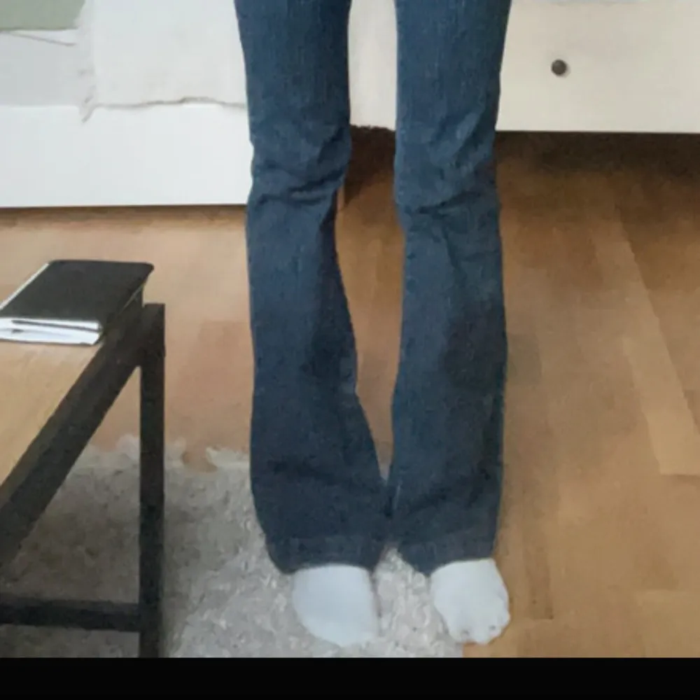 Jättefina jeans från brandy Melville, sitter flared/bootcut i passformen och low waist💕 midjempttte rakt över är 37 cm och innerbenslängden är 80 cm! De säljs inte längre vad jag vet, inga defekter💕. Jeans & Byxor.