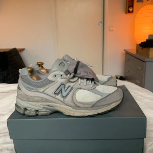 New Balance 2002R Gray ”Pocket” - New Balance 2002R Gray ”Pocket” i exemplariskt skick. Mycket väl omhändertagna. Överlag schyssta och galet bekväma skor. Säljer dem då jag bytt stil och inte får användning för dem längre. Den enda synliga defekten är på insidan av hälen (Se bild). 