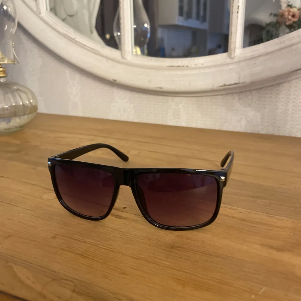 Riktigt feta solglasögon svarta med ”lila glas”. Väldigt likt Rayban boyfriend. Om ni har några frågor är det bara att fråga!🙌 Obs detta är vårt sista par så skynda med att köpa!. Accessoarer.