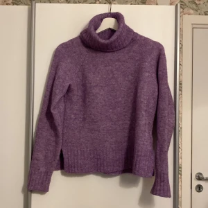 Stickad polotröja från Vero moda  - Storlek: xs Lite använd 