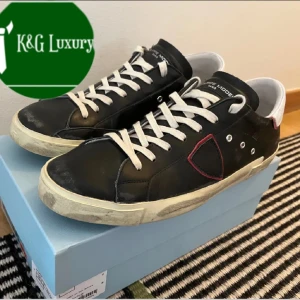 Philippe Models - Säljer dessa Philippe Models i väldigt bra skick som bara har använts få gånger. Box, dustbag osv ingår. Storleken är 45 men passar 44