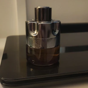 Azzaro Wanted by Night edp 50 ml - Säljer denna ( eller byter mot rätt parfym ) den är extremt god men vill ha något nytt. Den är knappt använd då den nästan är nyinköpt och bara stått då jag har många parfymer. Ungefär 98% kvar. Väldigt svårt att hitta i denna storleken.
