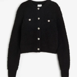 Kofta  - Jättefin stickad kofta från hm med silver knappar. Bara använd några gånger. Kom privat för mer bilder 💕