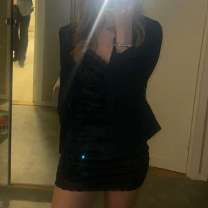 Kavaj - Tajt svart kavaj som jag säljer då den inte används. Den är från HM och i bra skick. Köparen står för frakten och pris kan diskuteras 