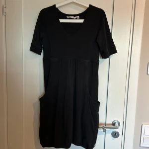 Klänning house of lola  - En använd klänning men i fint skick från house of lola. Fickor på sidorna och riktigt bekväm, både till vardags och finare tillfällen.  Djur finns i hemmet!